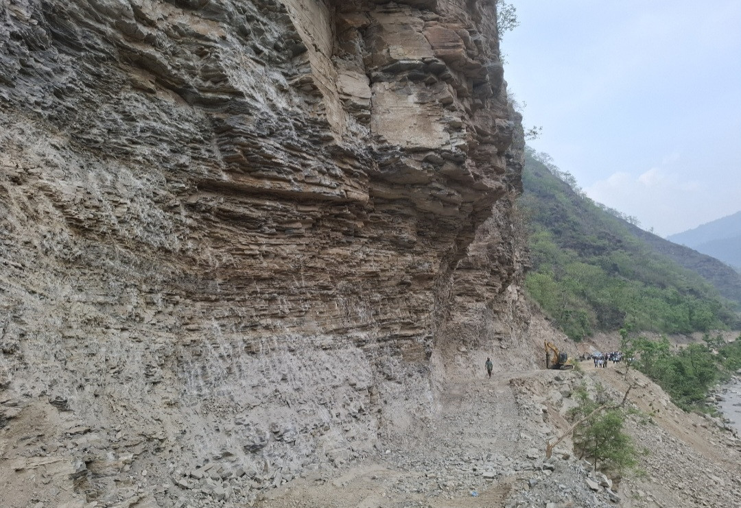 वर्षौँदेखि अवरोध बनेको विशाल चट्टानी घर्तीभीर फोरियो, खोटाङ–तराई बाटो छोटियो