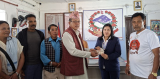 भोटेकोशी बाढीपीडितलाई राप्रपा खोटाङद्वारा प्रशासनमार्फत राहत रकम प्रदान