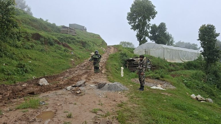 दिक्तेलबजार स्थित पुरानो बेकक्याम छेउमा फेला परेको नेपोलाइट नामक विस्फोटक पदार्थ (बम) निष्क्रिय नेपाली सेनाद्धारा निष्क्रिय बनाउदै । Photo.jpg